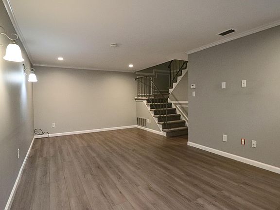 5th image of 36 Sagamore Hills Dr