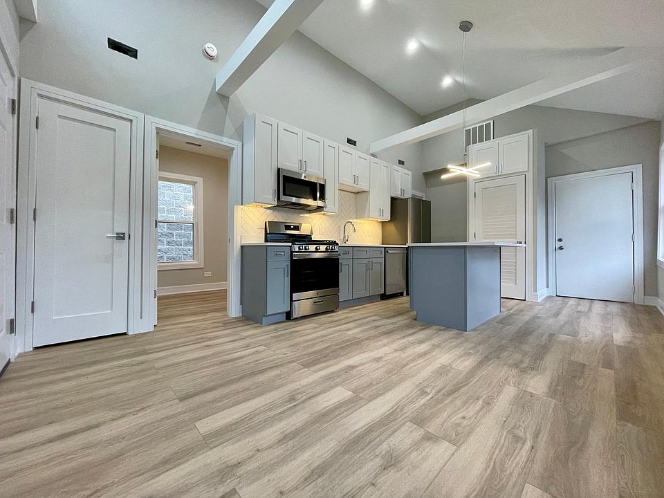 1st image of 1121 N Wood St #2R