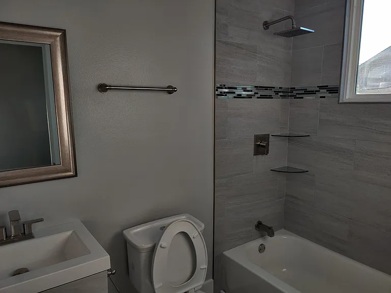 704 N Rendon St — Photo 8