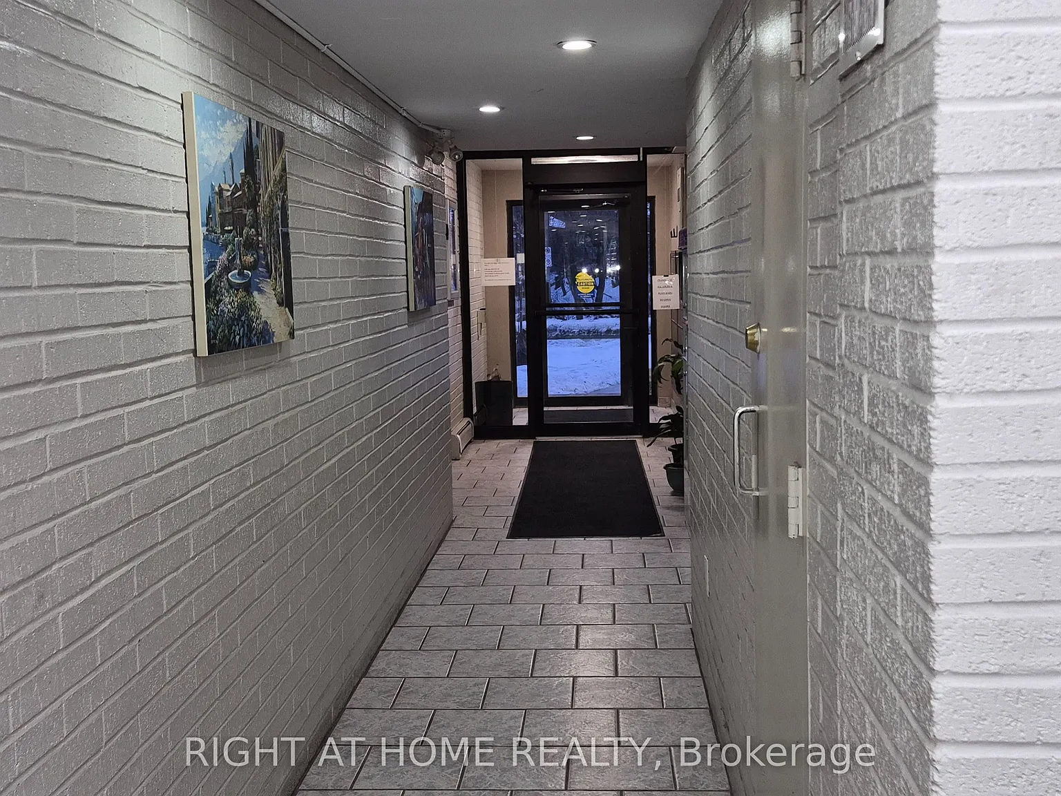 Red Hill Valley Condominiums — Photo 3