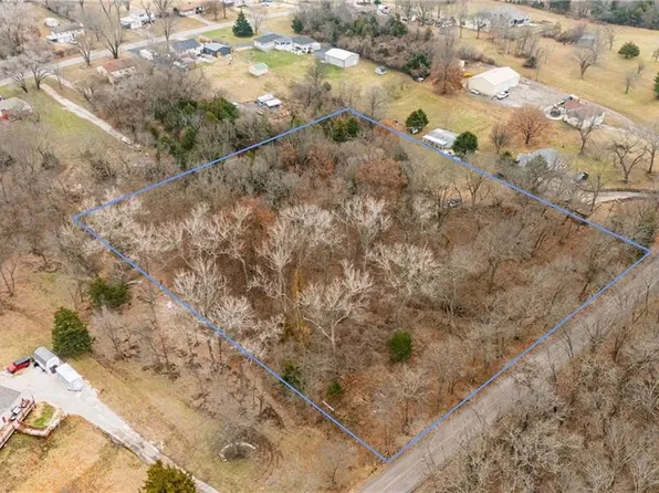 811 N 142nd St, Bonner Springs, KS 66012