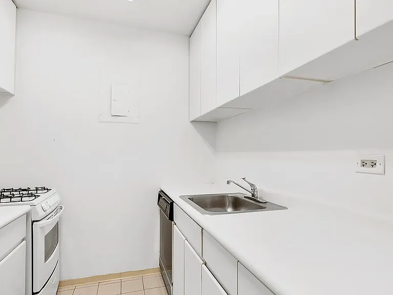 235 E 40th St #5I — Photo 3