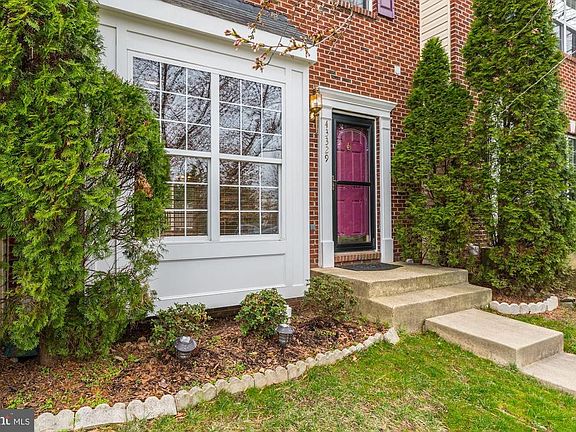 Quiet row of TH's nestled in a SFH neighborhood!