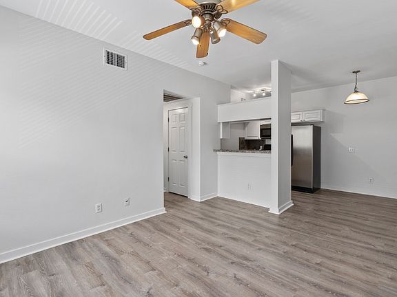 3rd image of 2106 Cullen Ave APT 211