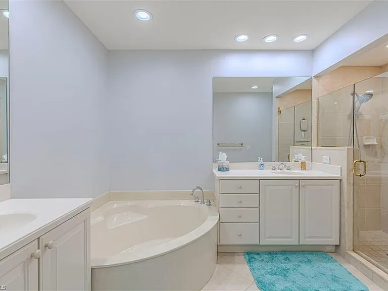 7837 Hawthorne Dr #1102 — Photo 16