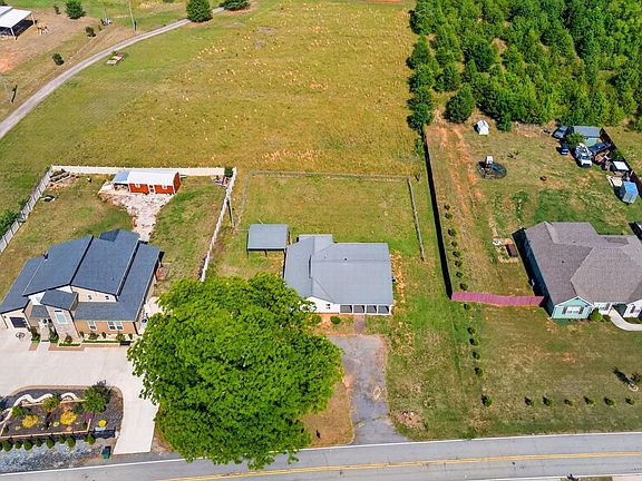 3rd image of 583 Berry Rd