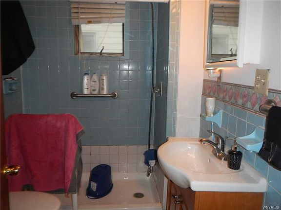 5th image of 327 Crowley Ave