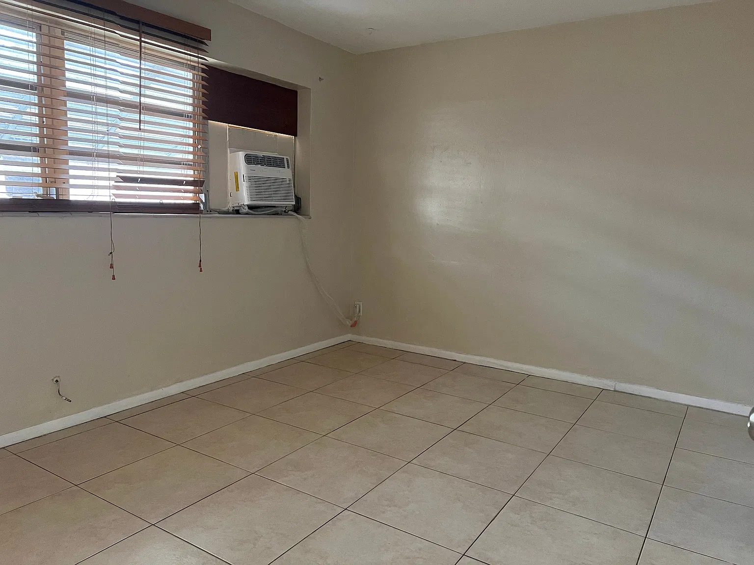 Move-In Ready in a Great Location Near Beaches, Shopping & Dining! — Photo 2