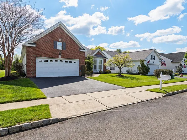 14 Williamsburg Ct, Allentown, NJ 08501