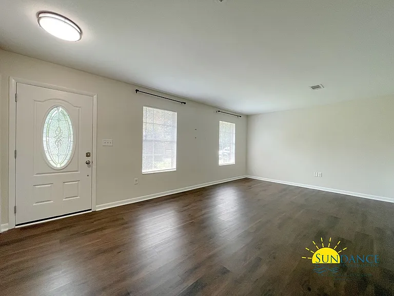 606 Camborne Ave NE — Photo 7