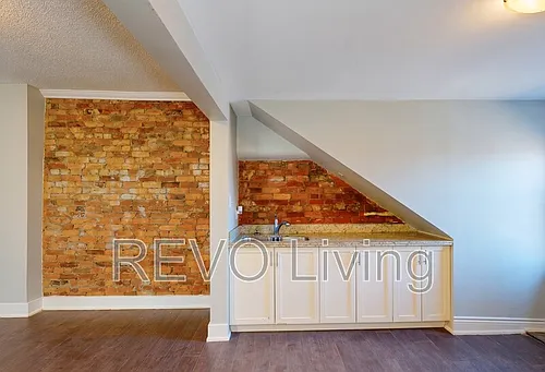 477 King St E #463 Photo 1