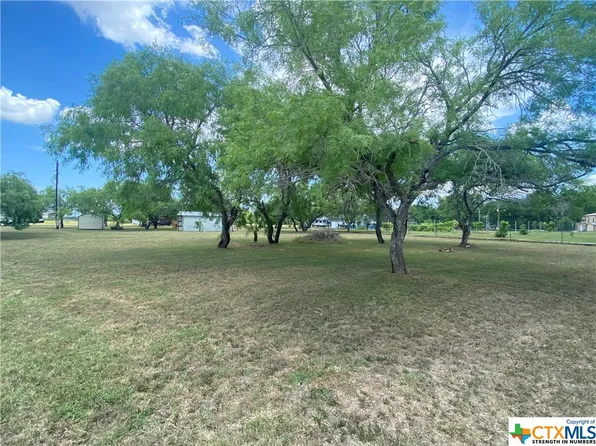 408 Goodwin Rd, Gonzales, TX 78629