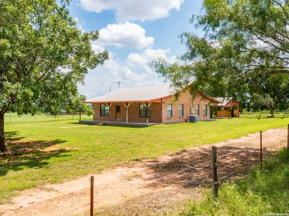 8041 FM 2200, Yancey, TX 78886