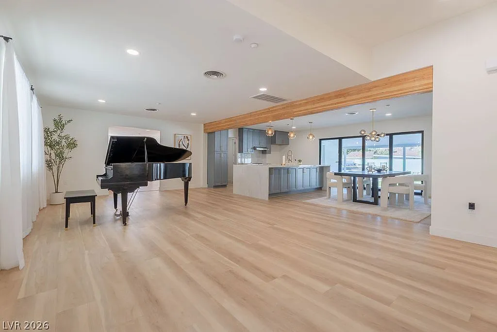 5 bed, 4.5 bath, 3036 sqft, $8,000 — Photo 3