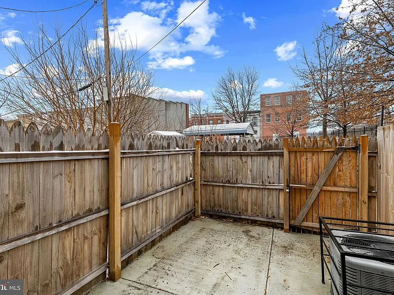 458 E Federal St — Photo 25