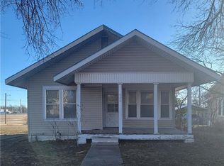 920 N 8th St, Neodesha, KS 66757