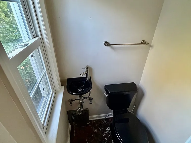 1561 Maywood Rd — Photo 9
