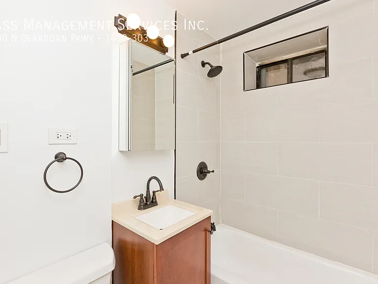1430 N Dearborn Pkwy — Photo 82