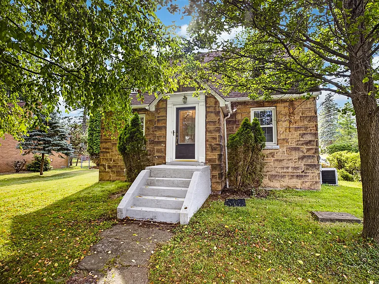 302 Lindsay Rd — Photo 1