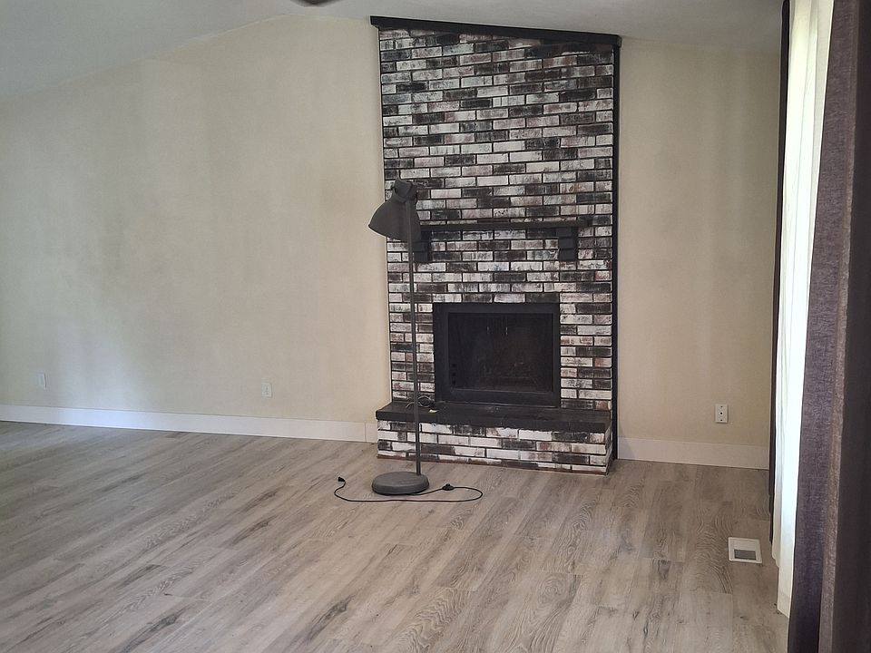 Living Room 
Woo Burning Fire Place