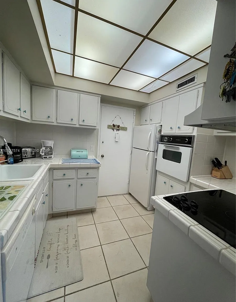 Alexander Towers Condo — Photo 2