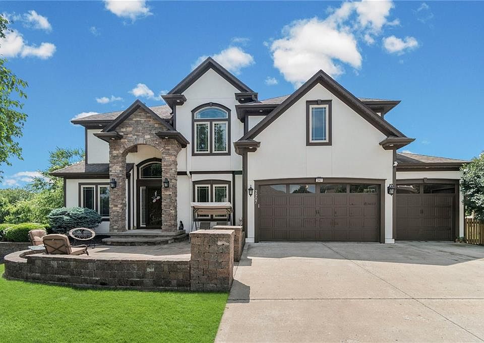 1st image of 2907 NE Viewpark Pl