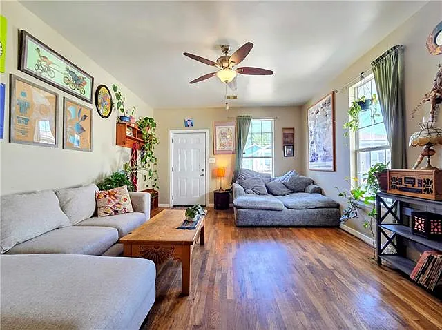 3 bed, 2.0 bath, 1210 sqft, $2,100 — Photo 3