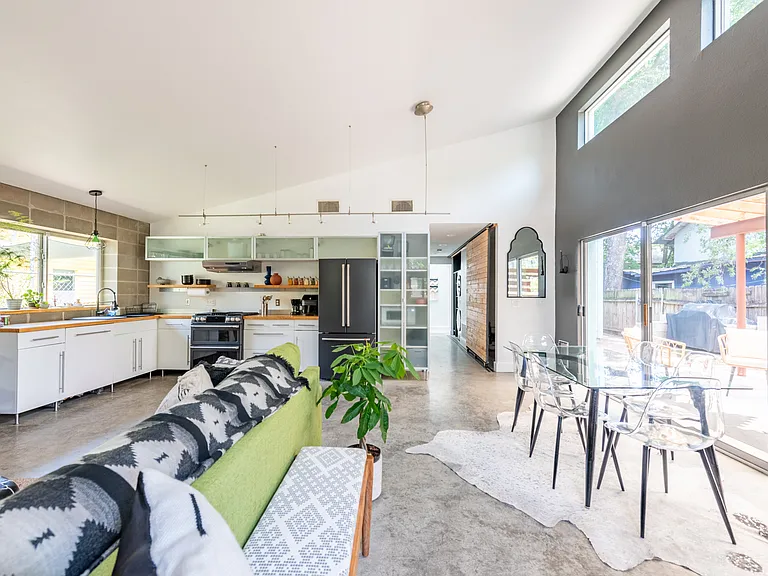 2202 Santa Rosa St — Photo 4