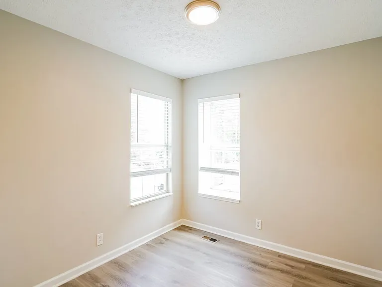 1208 Wembley Dr — Photo 11
