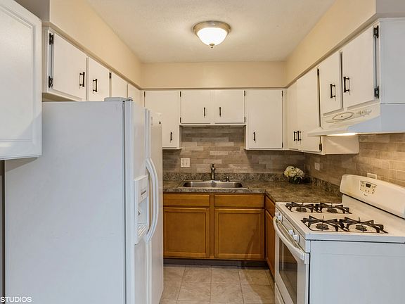 3rd image of 1323 N Baldwin Ct Unit 2B