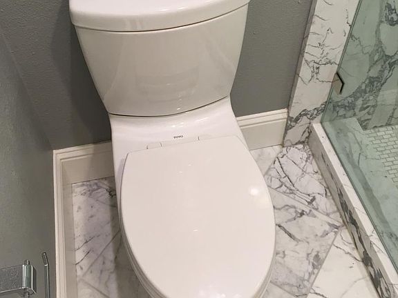 Guest Bathroom (1st Floor)