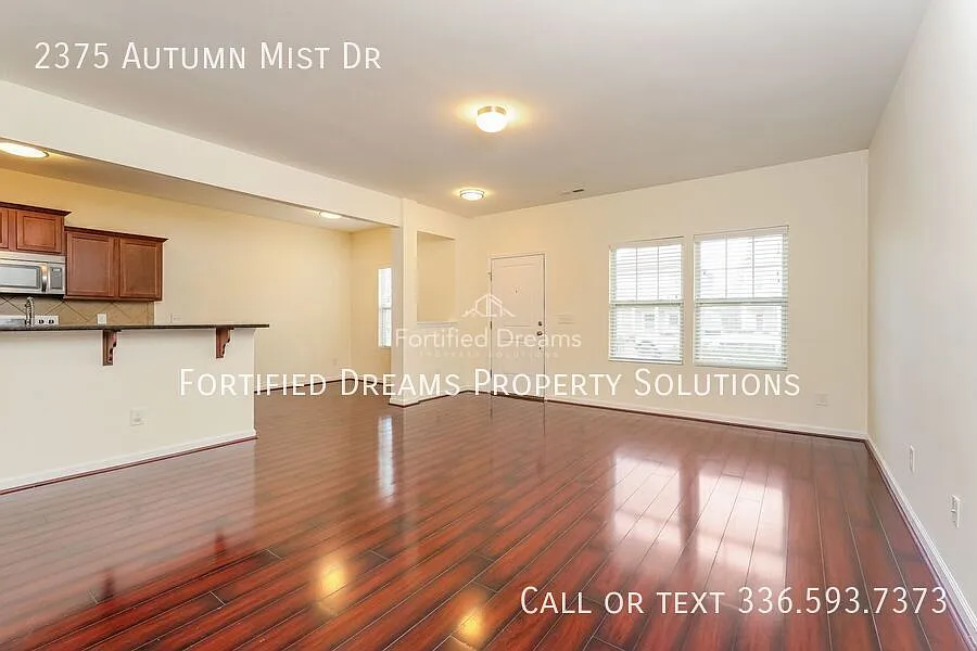 3 Bed, 2.5 Bath in Hillcrest Towne Center | 2-Car Garage, Community Pool — Photo 4