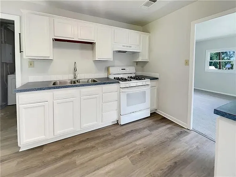 1202 Clifton Ave — Photo 11