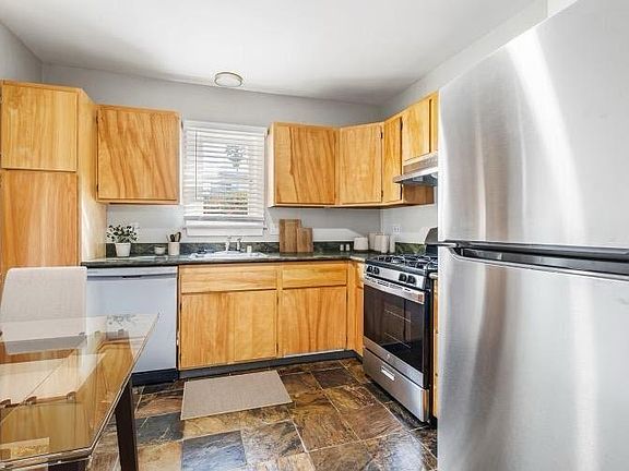 5th image of 617 Crestmoore Pl APT E