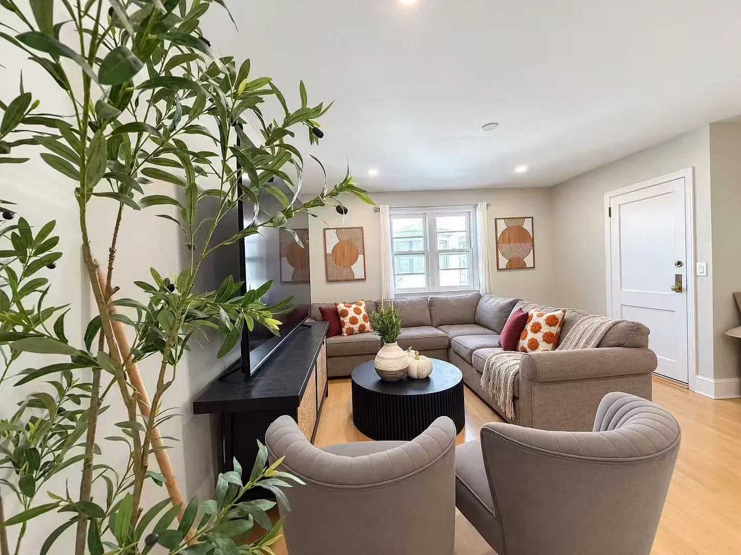 5 bed, 1.5 bath, 1500 sqft, $3,300 — Photo 2
