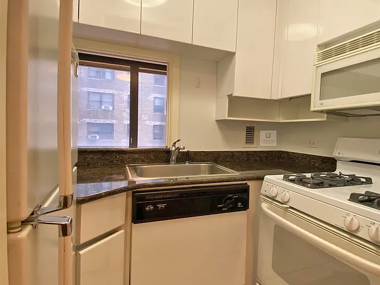 150 E 57th St #17A — Photo 5
