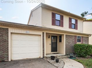 2844 Roundtree Dr, Troy, MI 48083