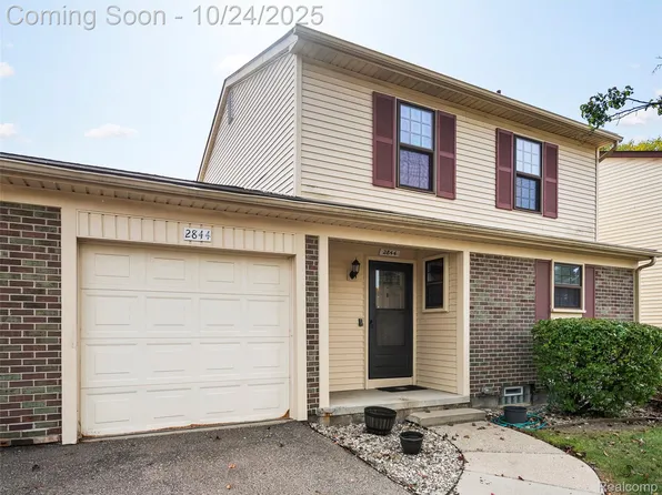 2844 Roundtree Dr, Troy, MI 48083