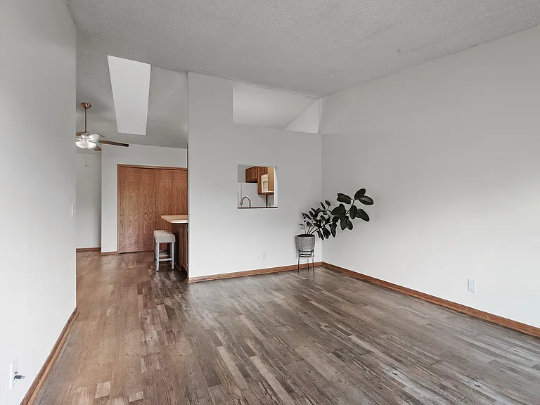 797 Parkside Dr — Photo 2
