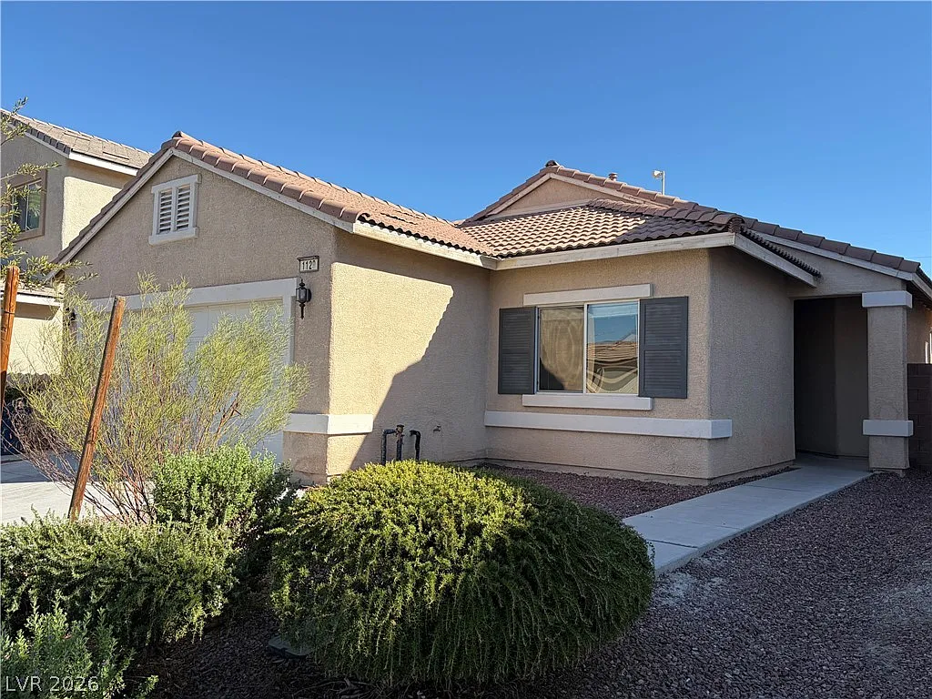 3 bed, 2.0 bath, 1487 sqft, $1,950 — Photo 2