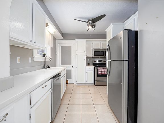3rd image of 946 Falls Ave