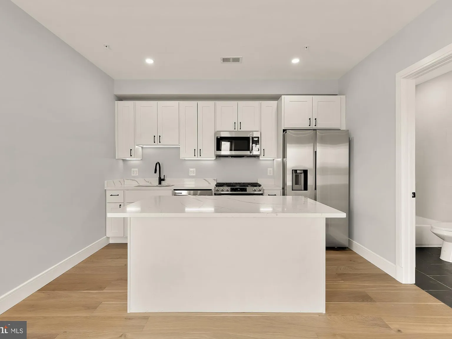2 bed, 2.0 bath, 934 sqft, $5,900 — Photo 3