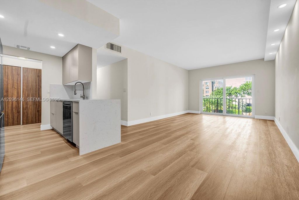 400 N Riverside Dr APT 203, photo 2