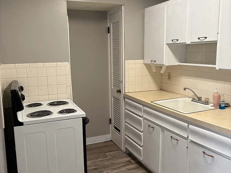 1211 Exchange St — Photo 3