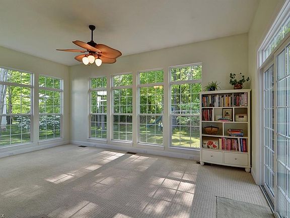 5th image of 396 Harbor Ct