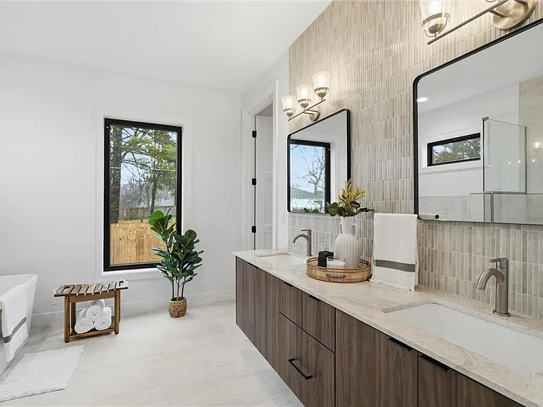 upstairs Primary full bath