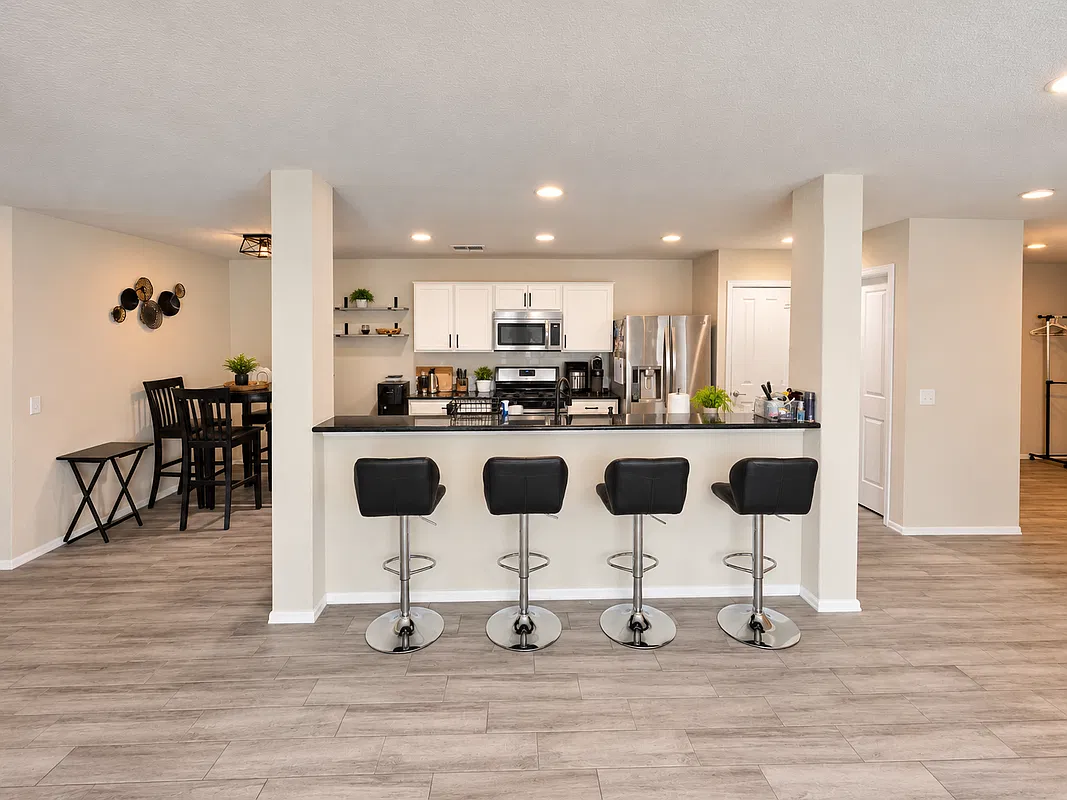 3 bed, 2.0 bath, 1739 sqft, $2,100 — Photo 2