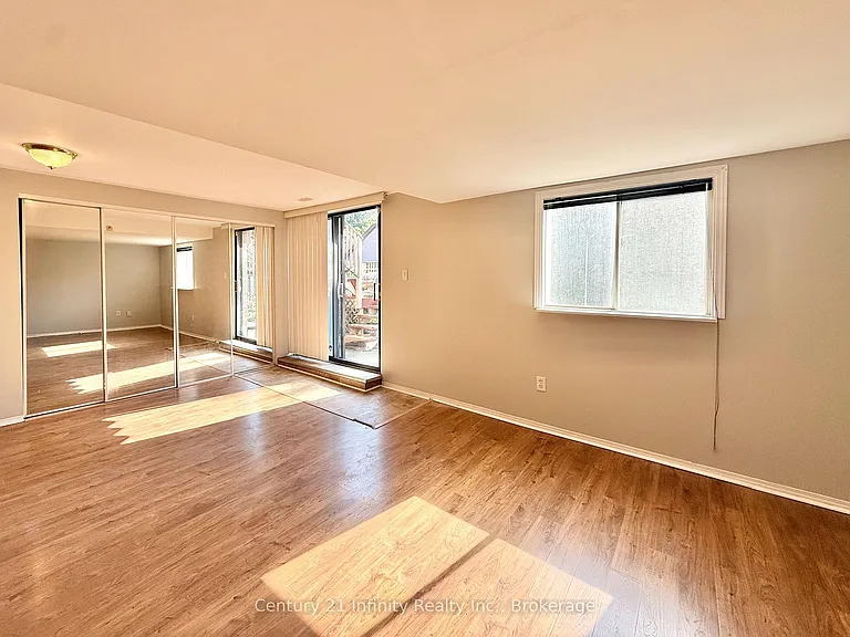 384 Leslie St — Photo 4