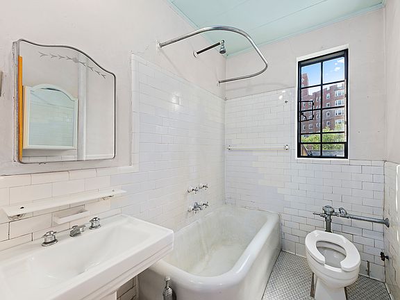 5th image of 116 Pinehurst Ave APT C24
