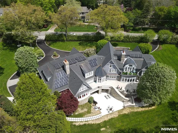 340 Indian Trail Dr, Franklin Lakes, NJ 07417